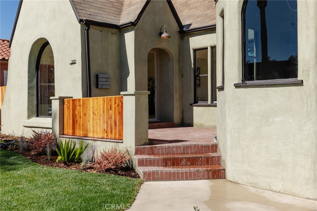 2127 W 76th Property Photo 3