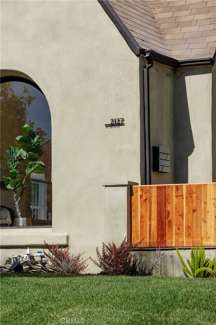 2127 W 76th Property Photo 5