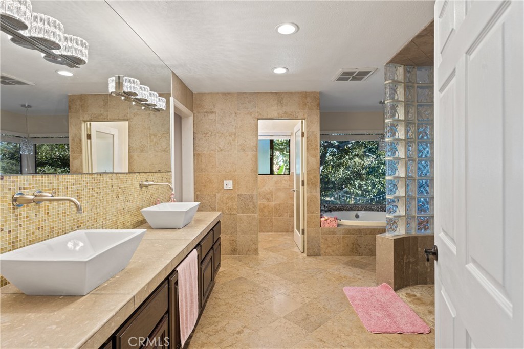 2420 San Antonio E Property Photo 34