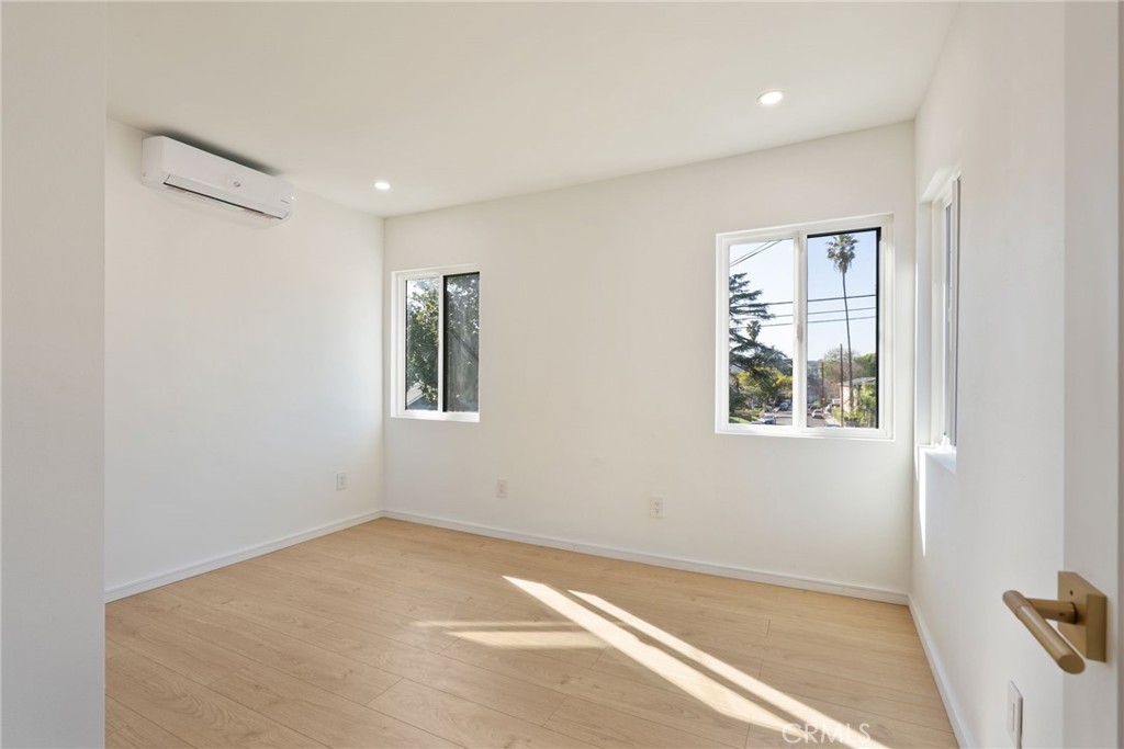 4868 La Roda Property Photo 12