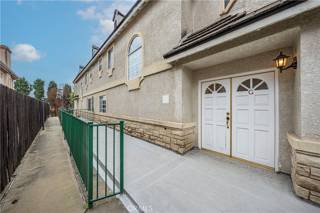 1230 Elm G Property Photo 6
