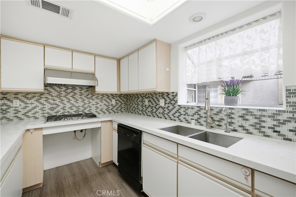 1230 Elm G Property Photo 11