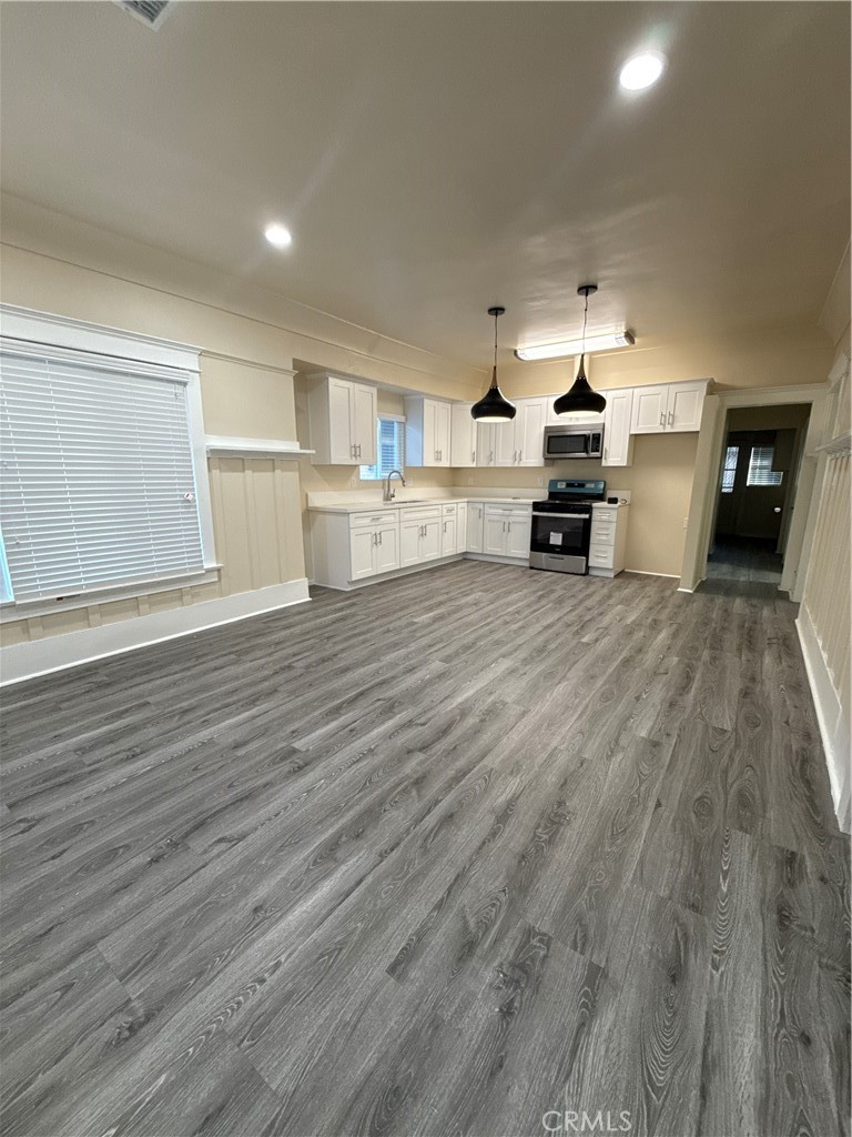 240 W 54th Property Photo 1