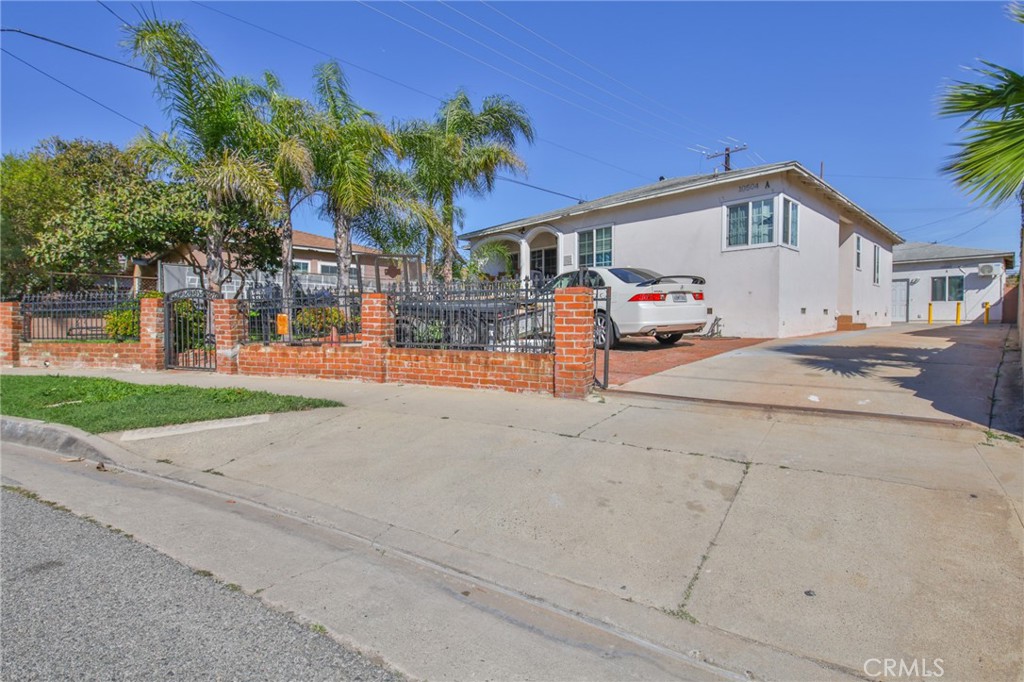 10502 Ravenswood Property Photo 3