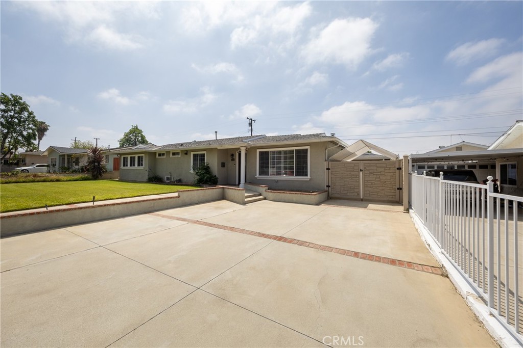 2022 E Linfield Property Photo 4