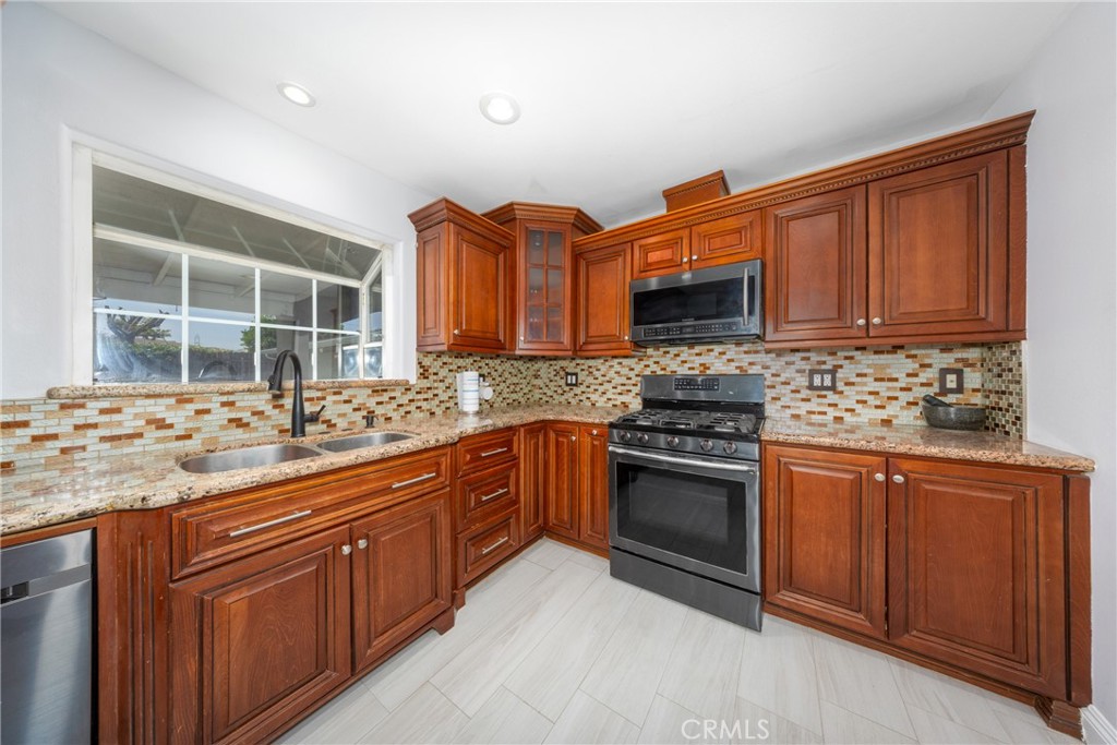2022 E Linfield Property Photo 6