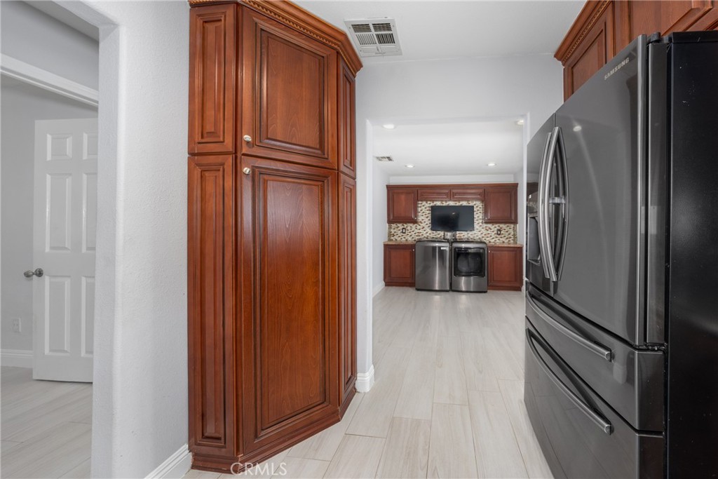 2022 E Linfield Property Photo 8