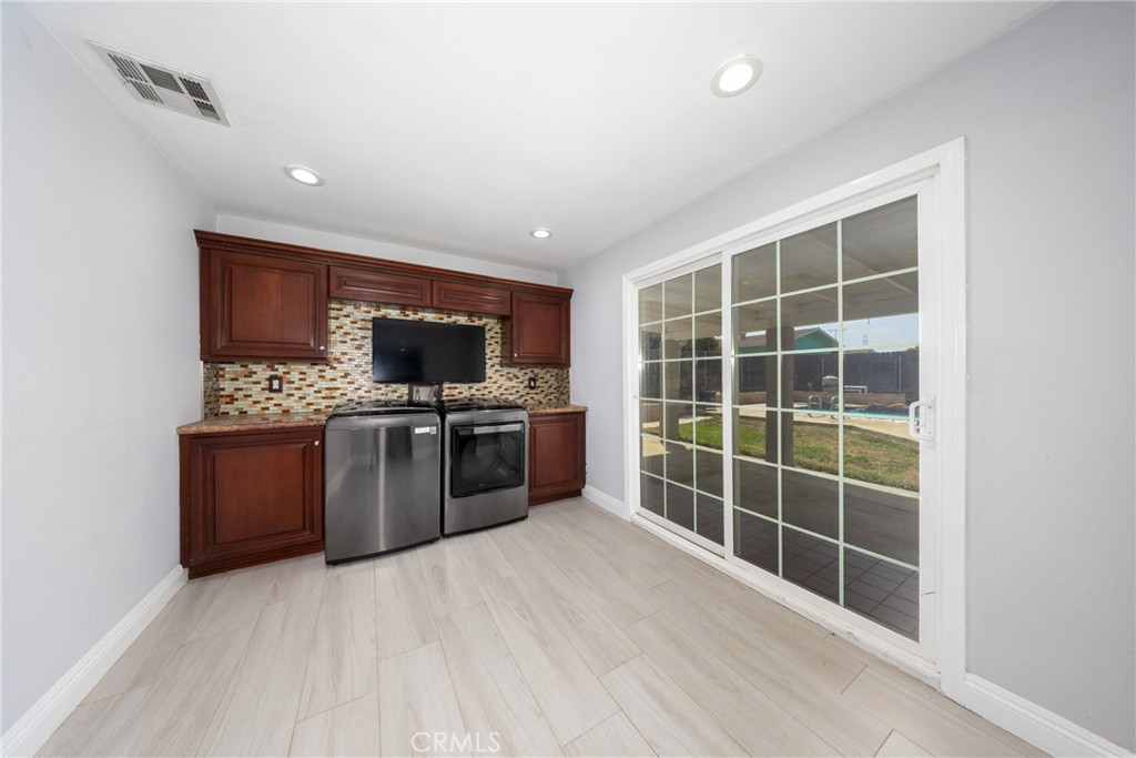 2022 E Linfield Property Photo 9