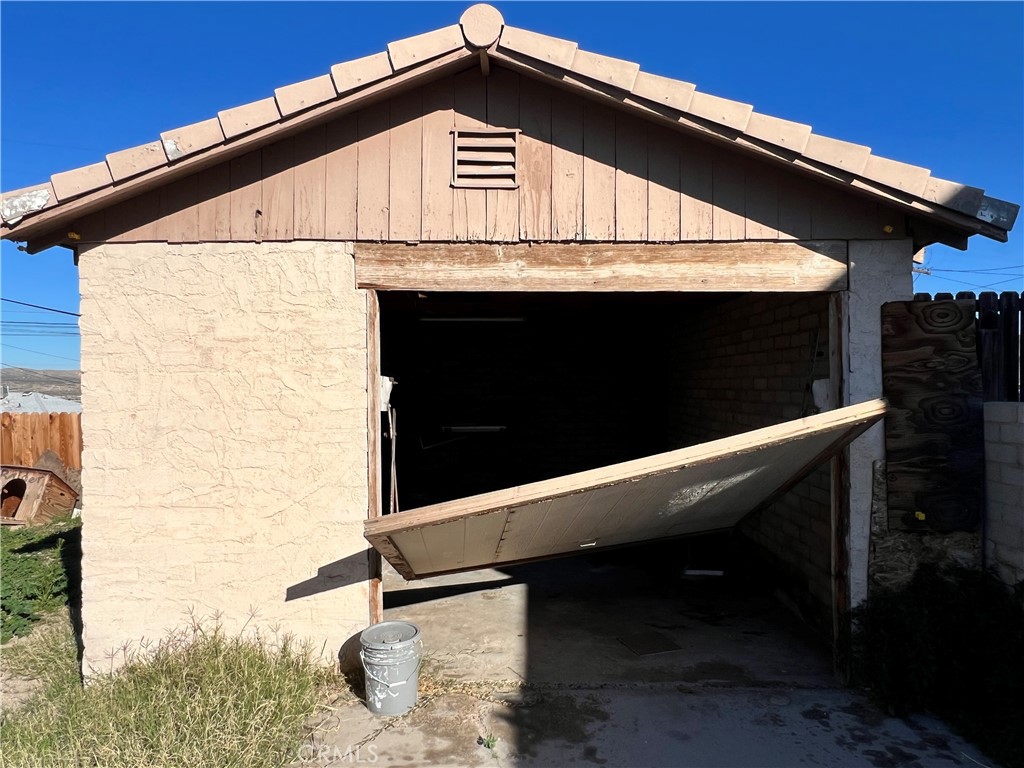 1151 Flora Property Photo 2