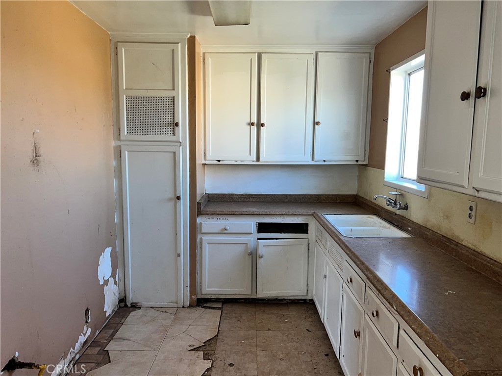 1151 Flora Property Photo 5