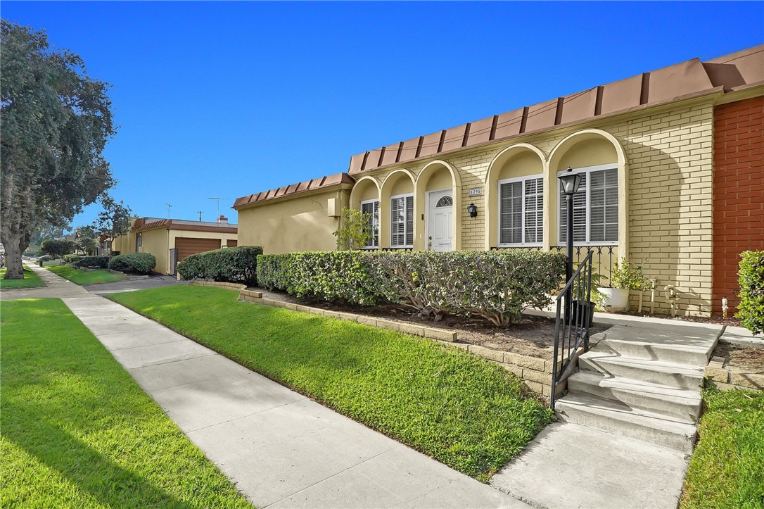 1795 W Glenoaks Avenue Property Photo 2