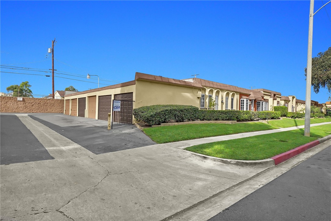 1795 W Glenoaks Avenue Property Photo 3