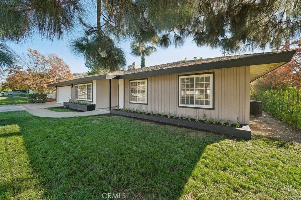 1098 Syracuse Property Photo 3