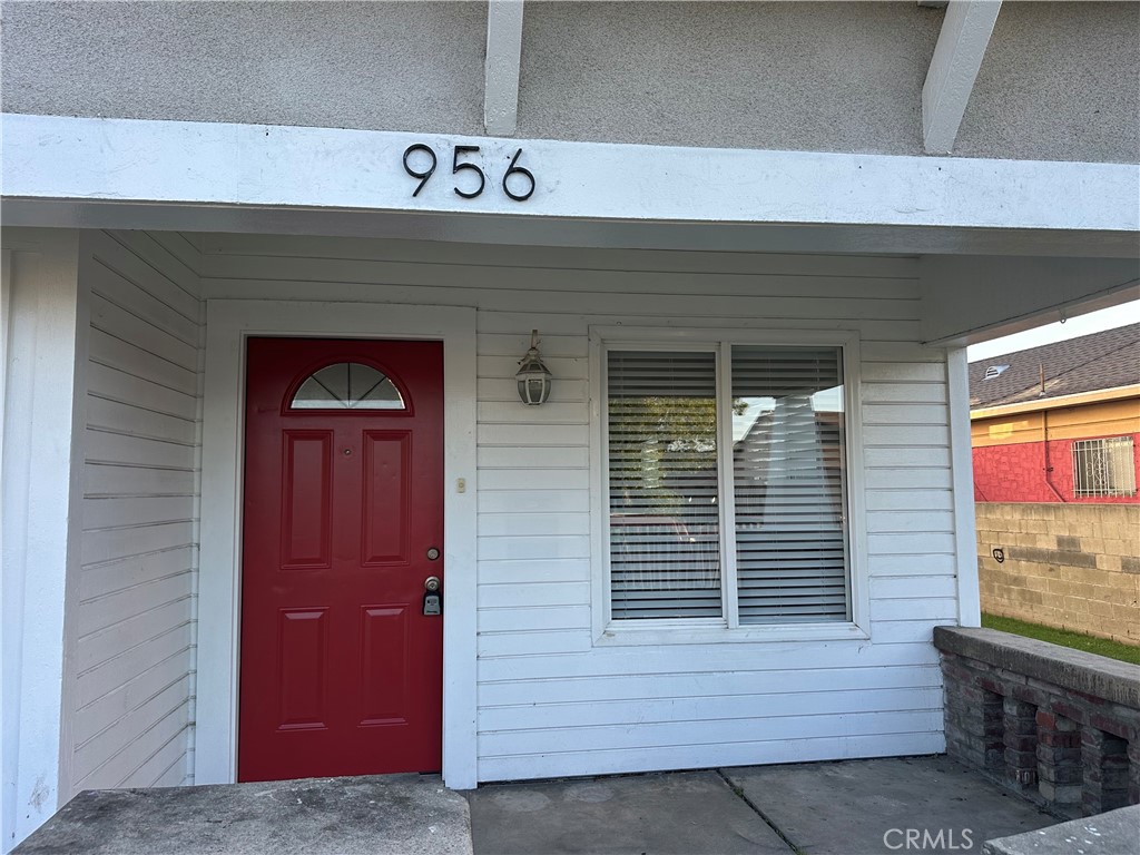 956 E 43rd Property Photo 3