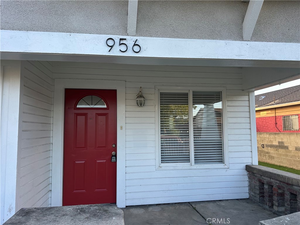 956 E 43rd Property Photo 3