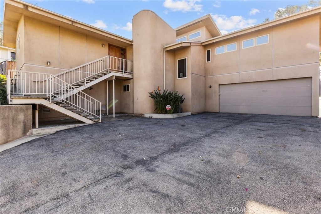 2377 Silver Ridge Avenue Property Photo 3