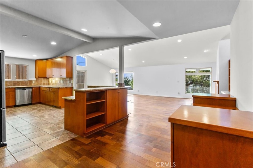 2377 Silver Ridge Avenue Property Photo 13