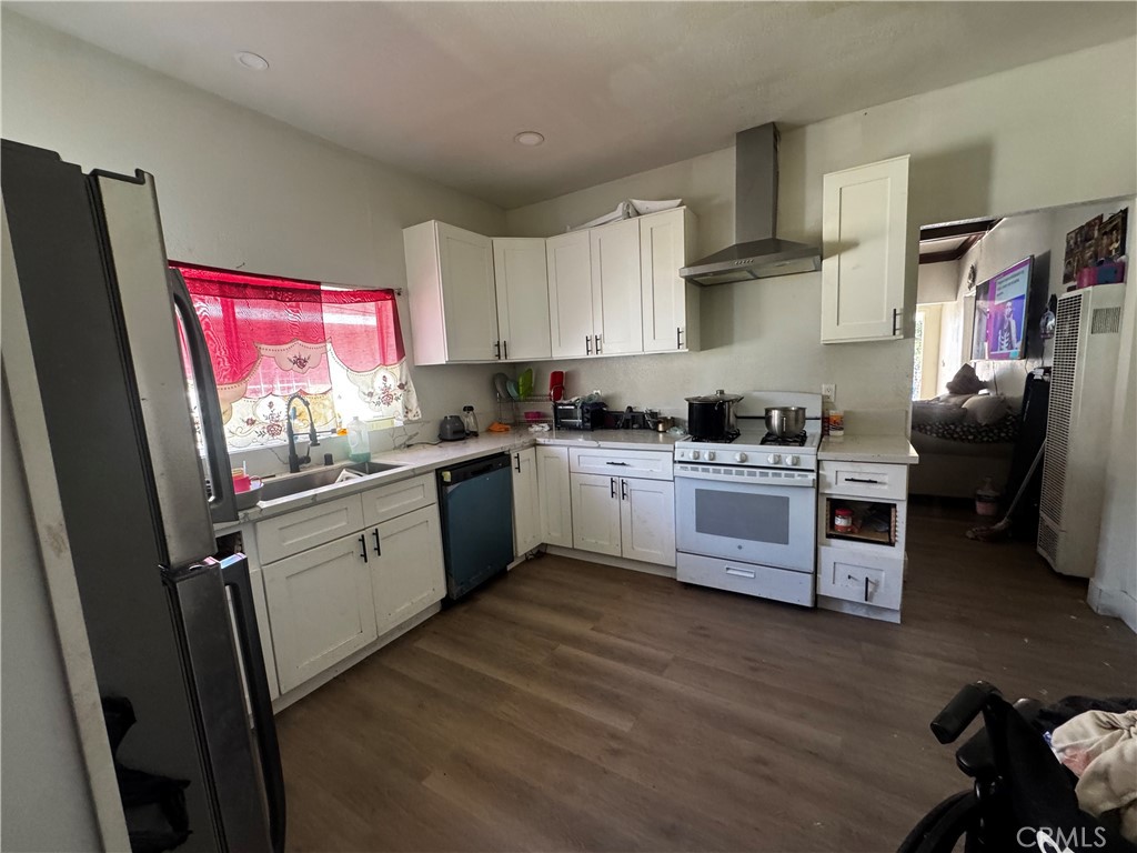 281 E 48th Street Property Photo 4