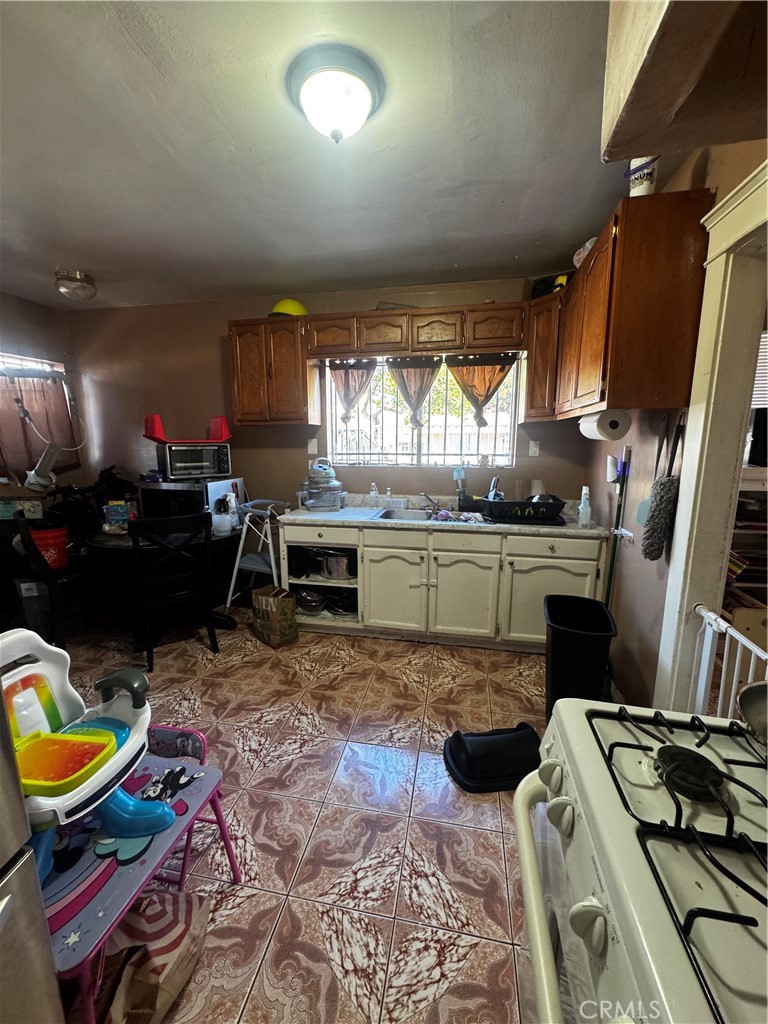 281 E 48th Street Property Photo 16