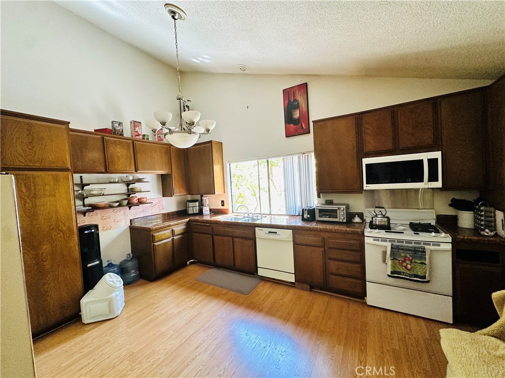 1020 Catlin Property Photo 8