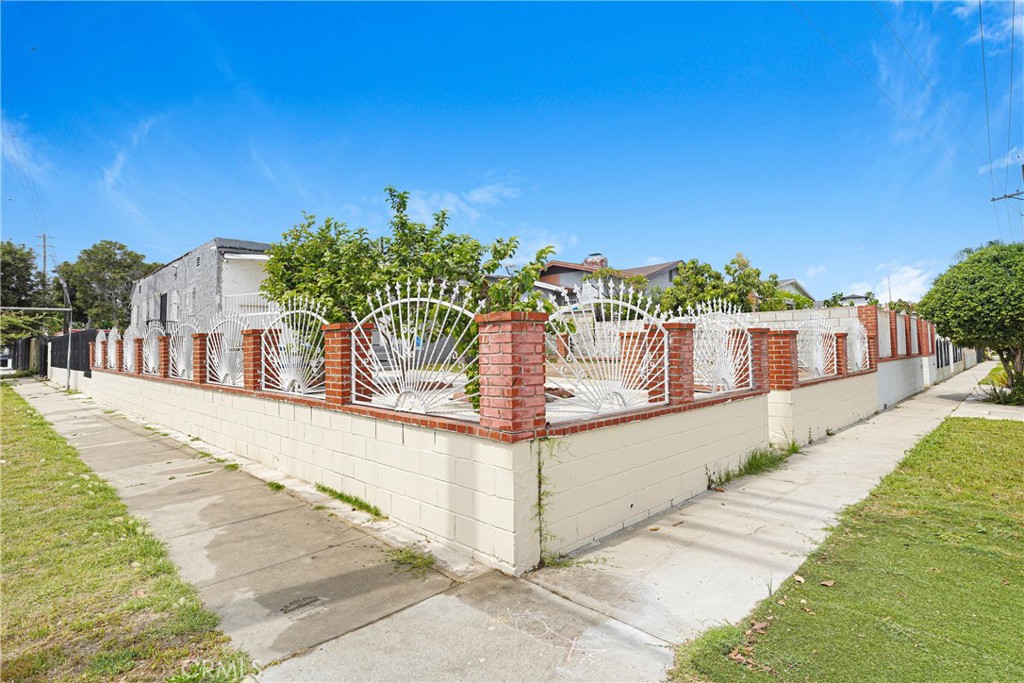 9027 Menlo Property Photo