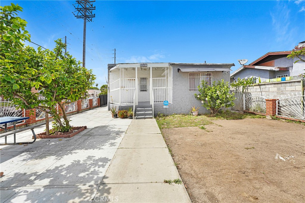 9027 Menlo Property Photo 3