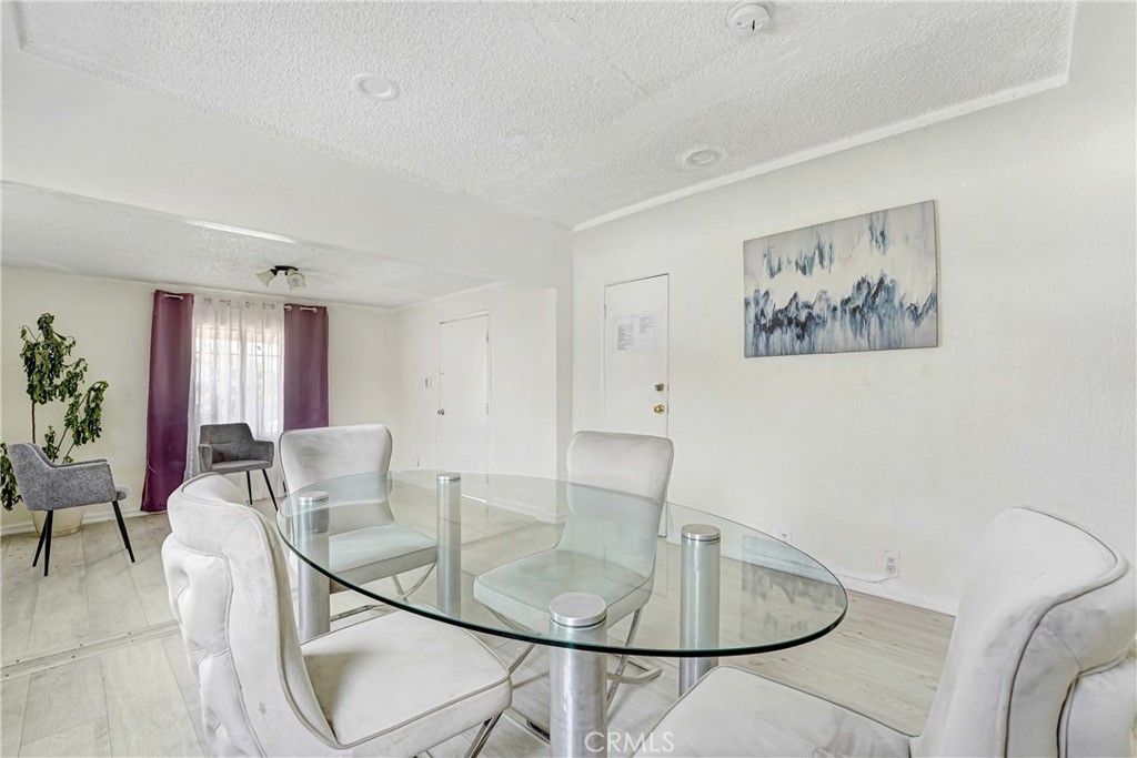 9027 Menlo Property Photo 6
