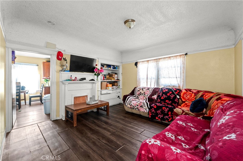 1438 E 20th Street Property Photo 3