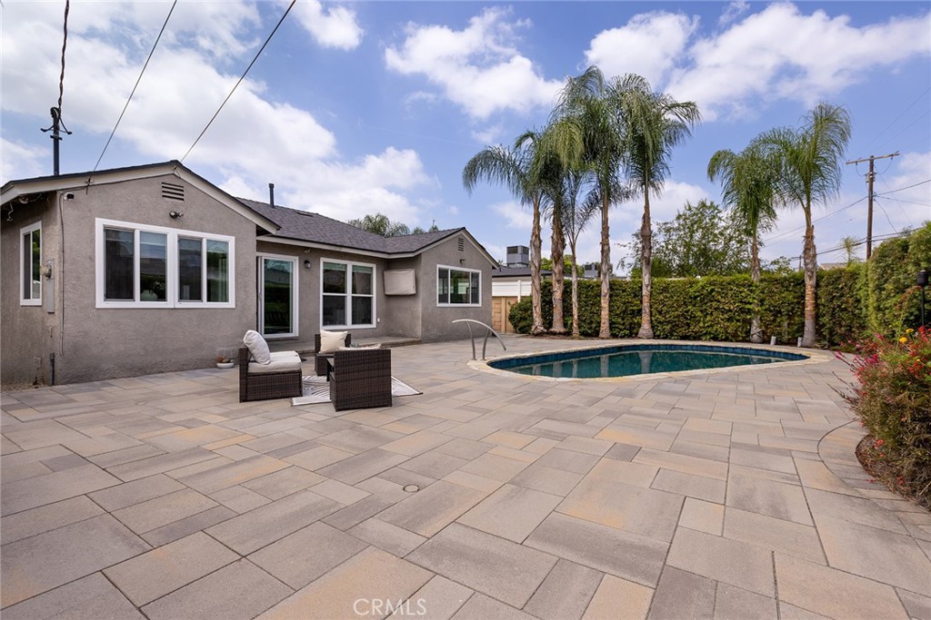 15809 Kingsbury Street Property Photo 2