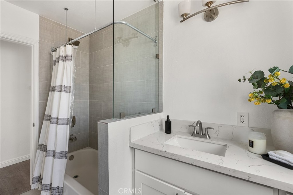 15809 Kingsbury Street Property Photo 5