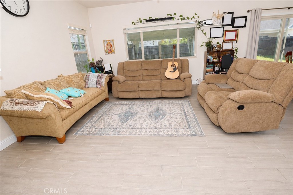 2482 Valdes Dr Property Photo 6