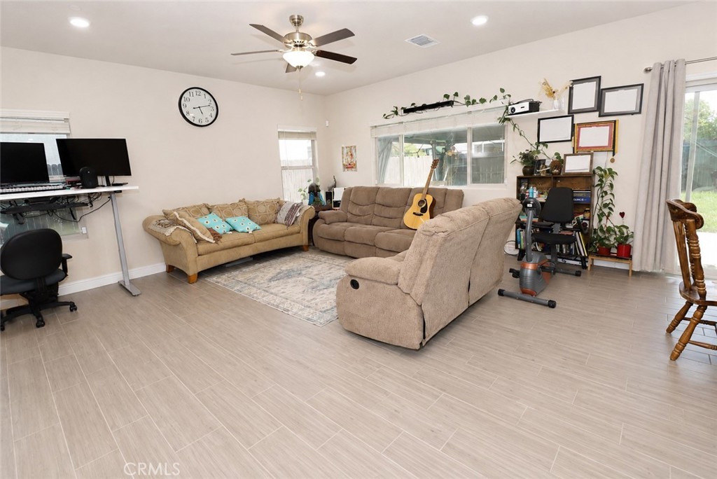 2482 Valdes Dr Property Photo 8