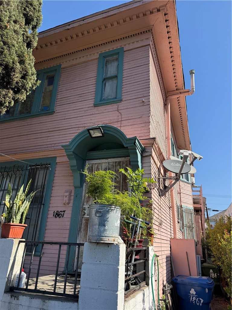 1867 W 11th Property Photo 3