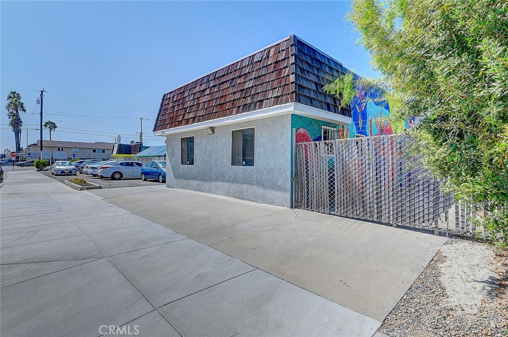 2715 E 56th Street Property Photo 3