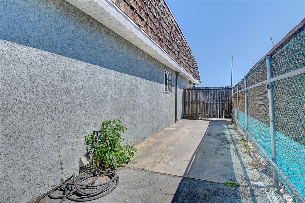 2715 E 56th Street Property Photo 16
