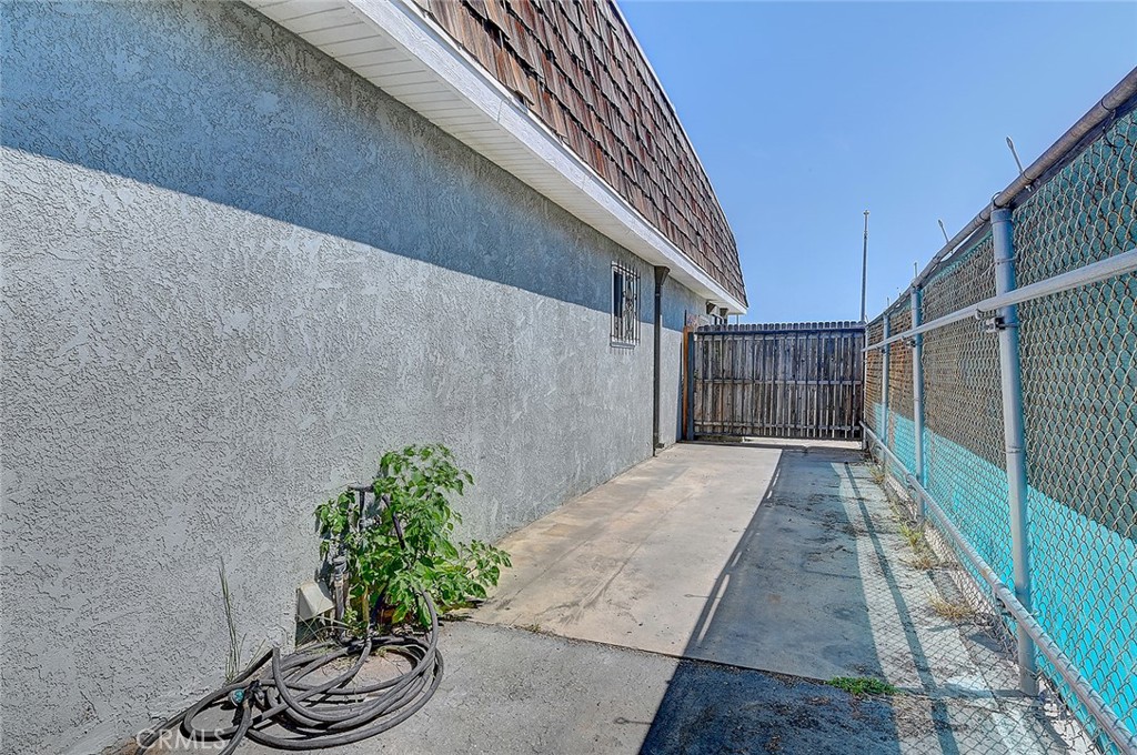 2715 E 56th Street Property Photo 16
