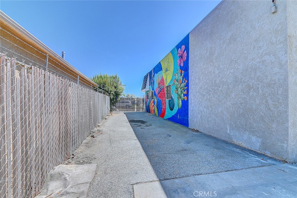 2715 E 56th Street Property Photo 17