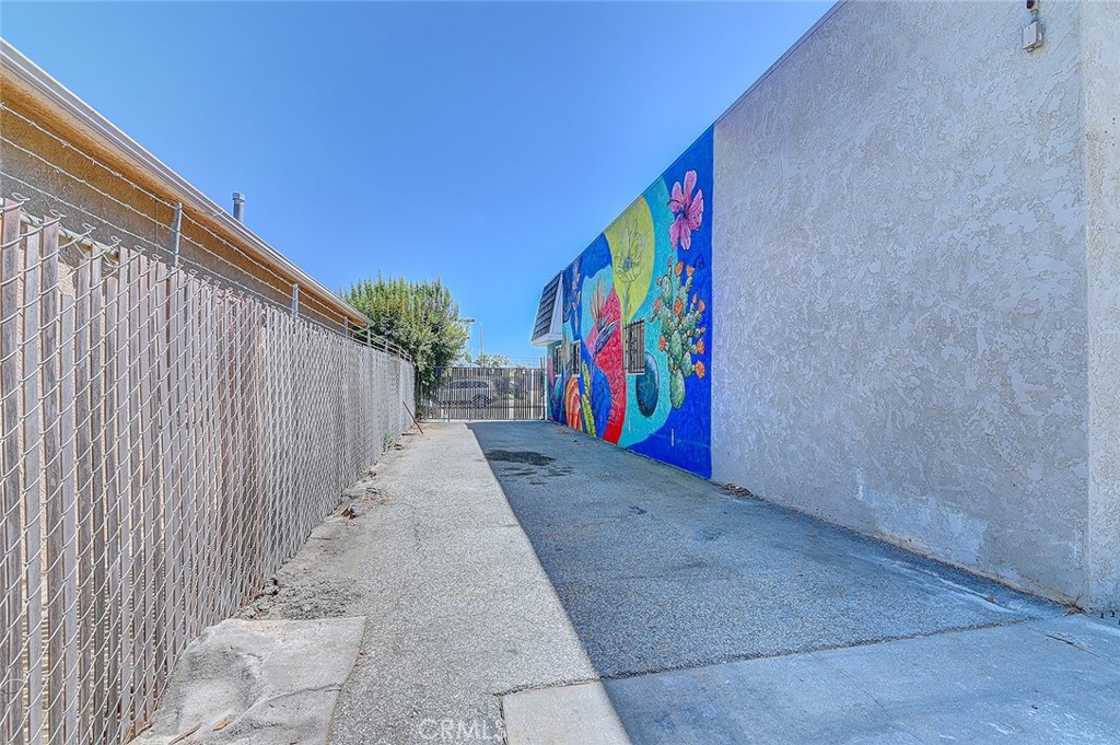 2715 E 56th Street Property Photo 17