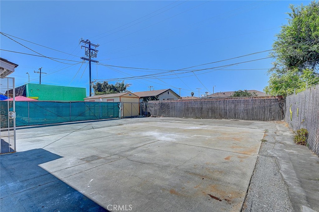 2715 E 56th Street Property Photo 18