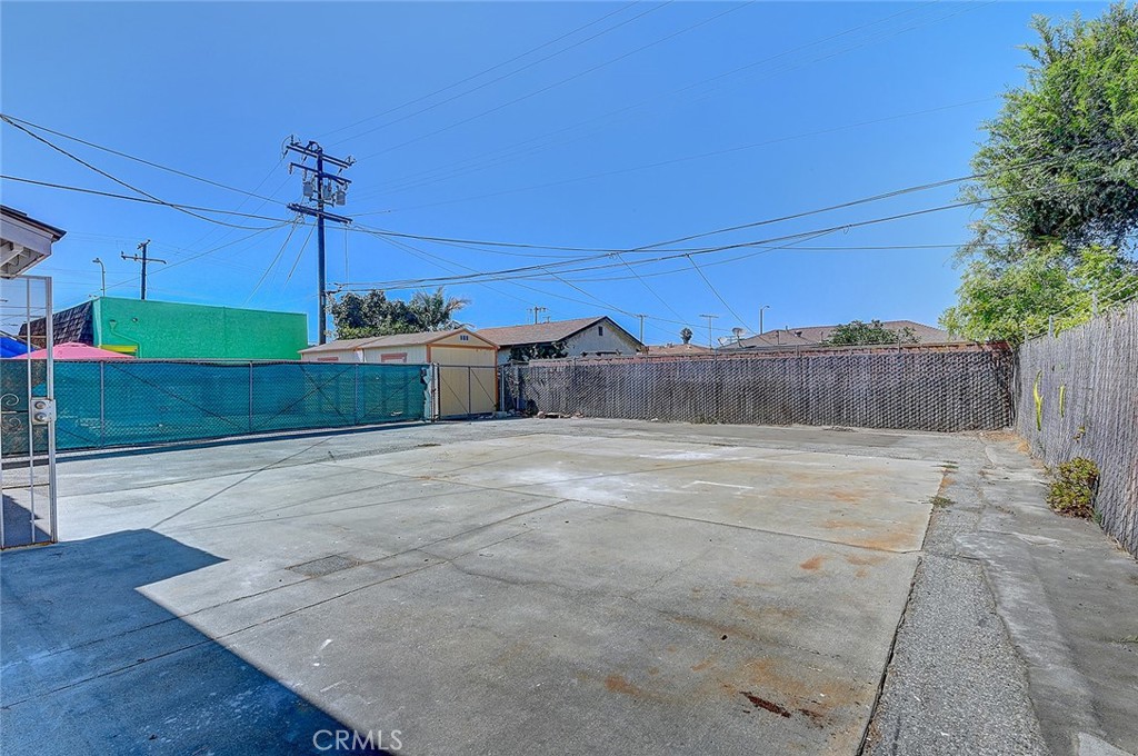 2715 E 56th Street Property Photo 18