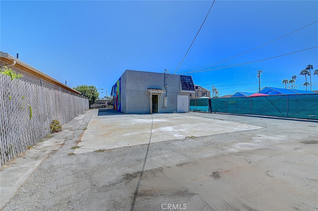 2715 E 56th Street Property Photo 19