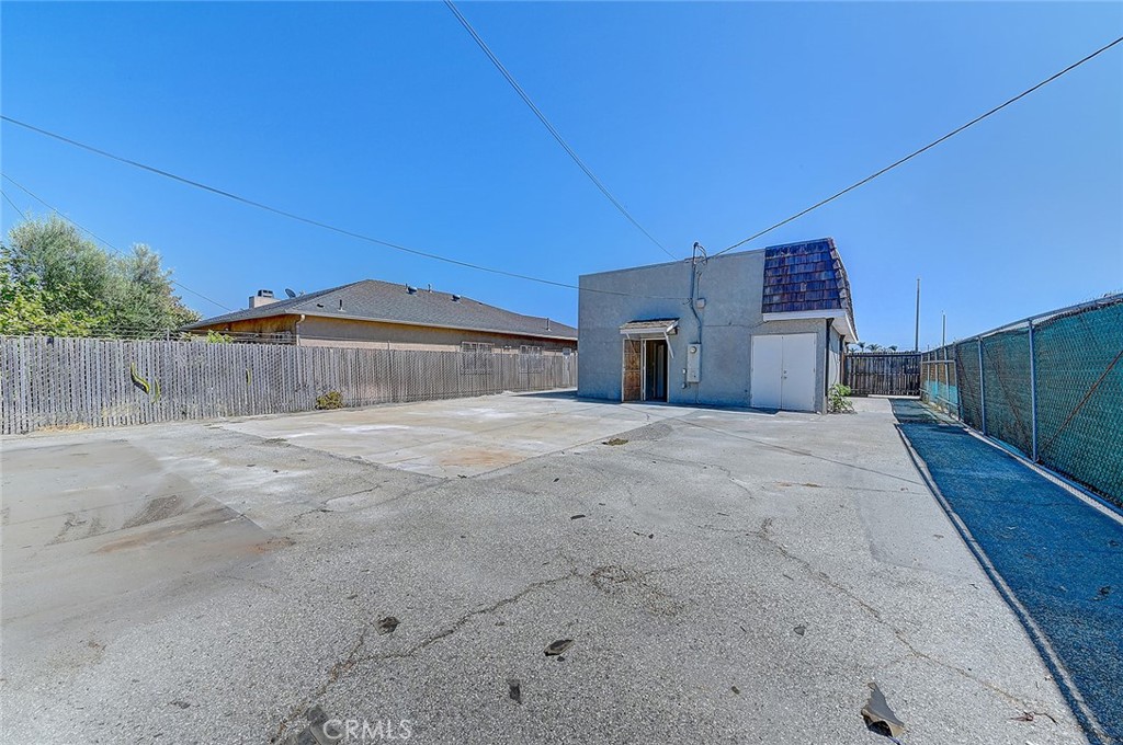2715 E 56th Street Property Photo 20