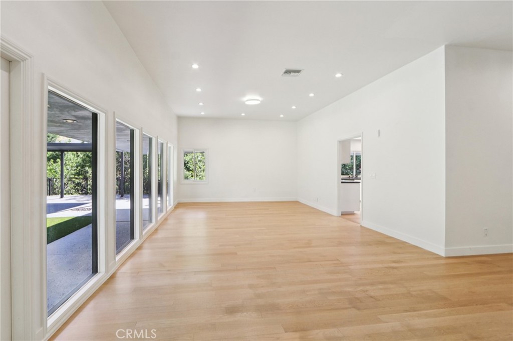4900 Queen Victoria Property Photo 15