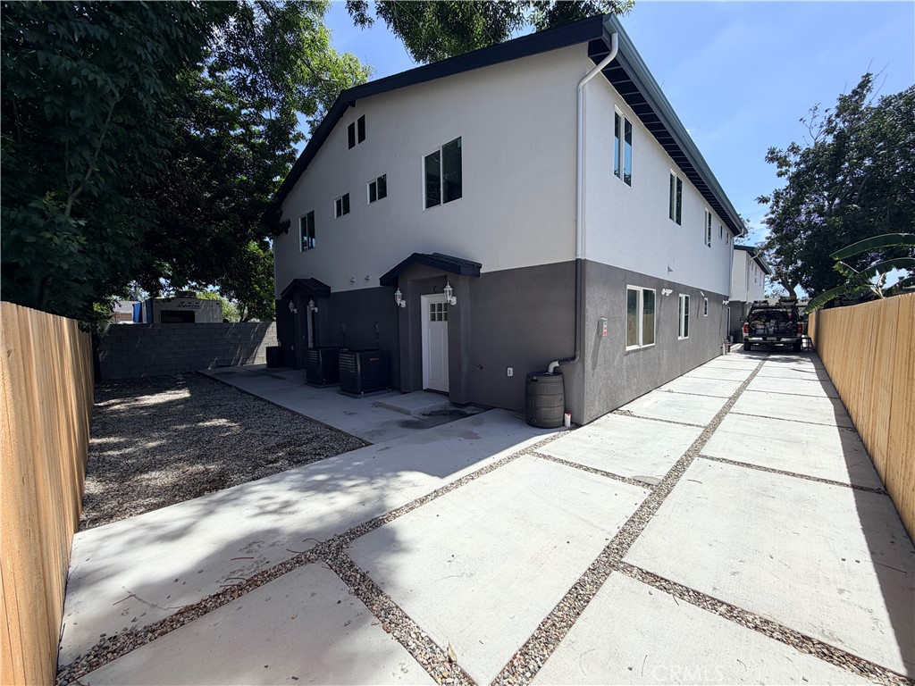 213 E Raymond Property Photo 7