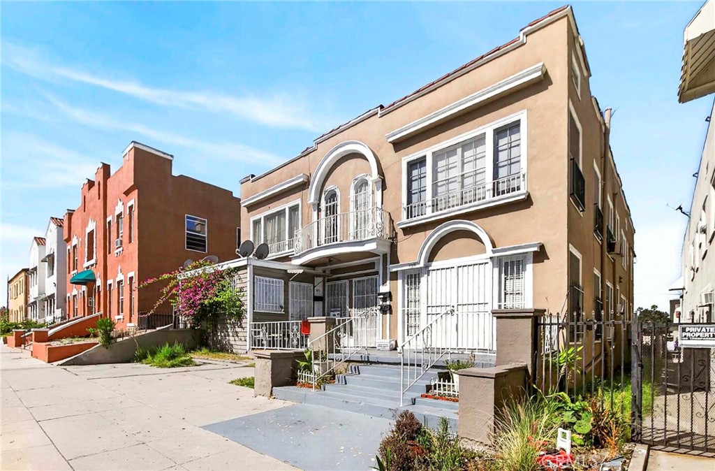 139 S Manhattan Property Photo 1