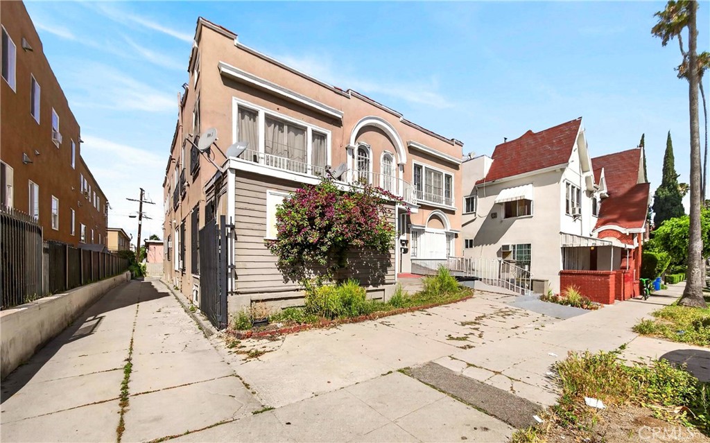 139 S Manhattan Property Photo 3