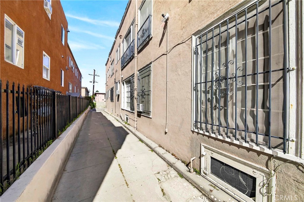 139 S Manhattan Property Photo 32