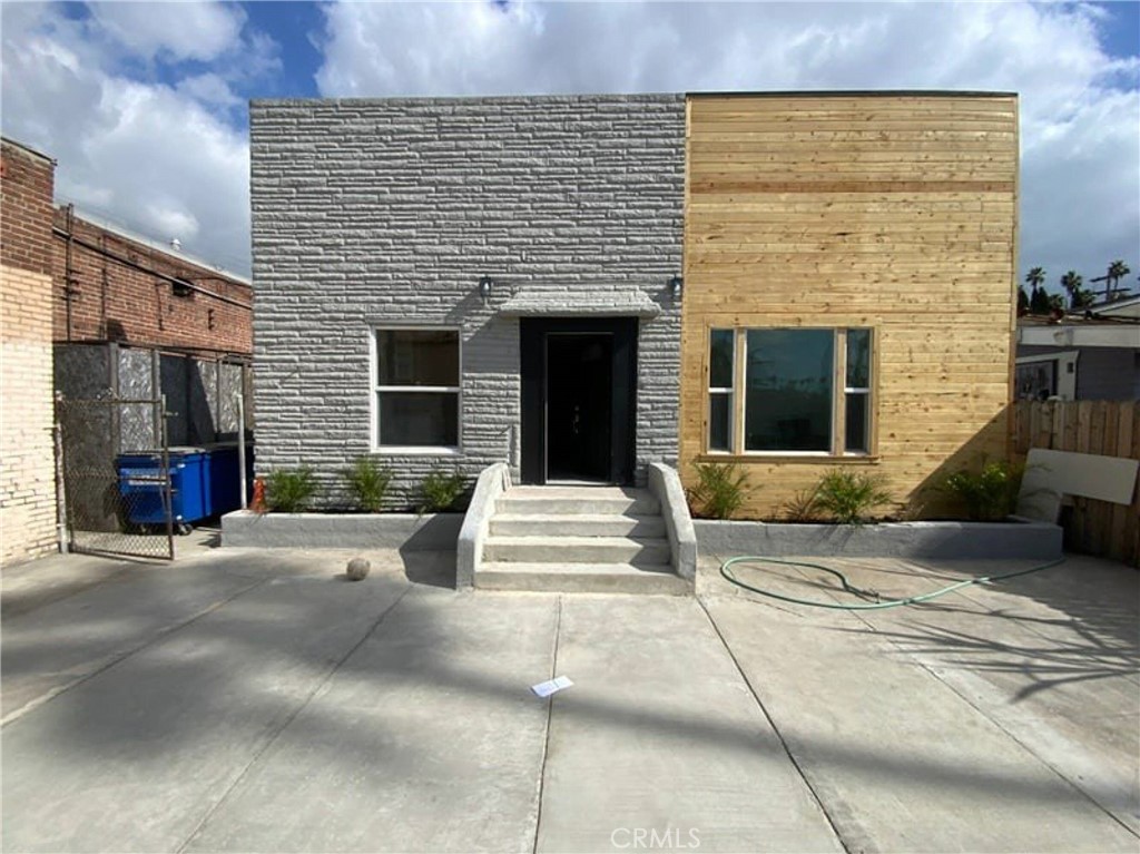 4804 S Van Ness Property Photo 1
