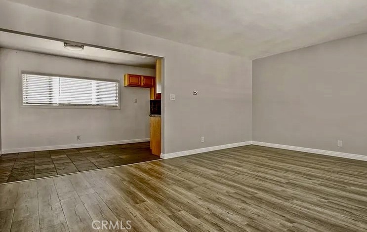 2535 W Imperial 5 Property Photo 3