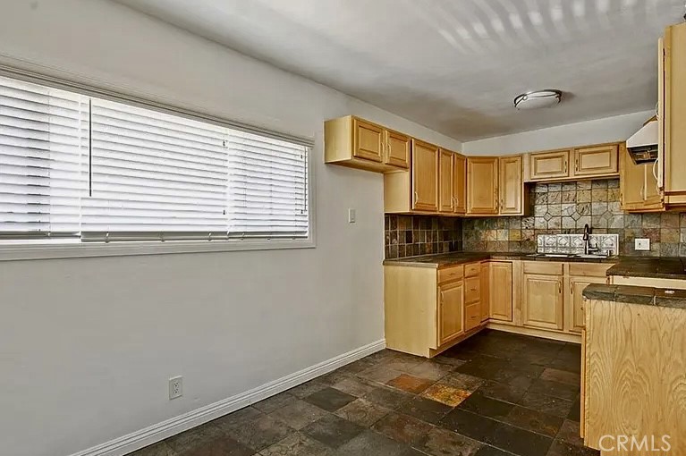 2535 W Imperial 5 Property Photo 5